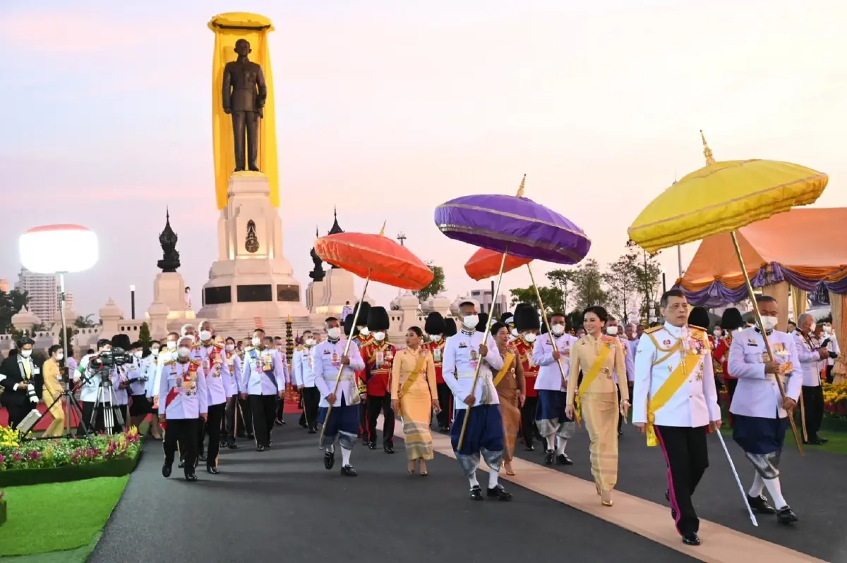 ในหลวง ทรงตั้งพระราชสัตยาธิษฐาน เปิดพระบรมราชนุสาวรีย์ รัชกาลที่ 9