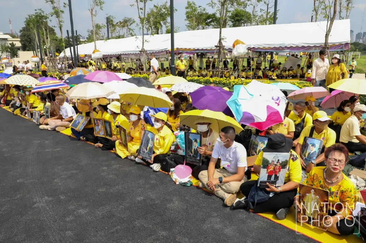 พสกนิกรฯ เฝ้ารับเสด็จฯ ในหลวง พระราชินี ทรงเปิด พระบรมราชานุสาวรีย์ ร.9 