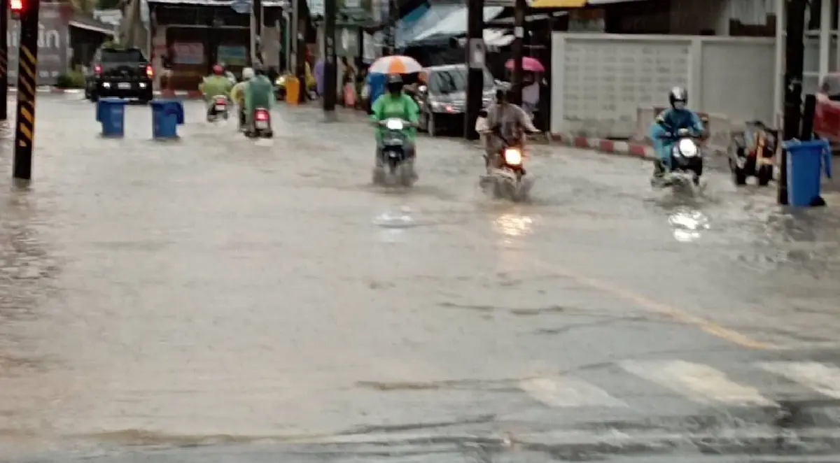 ฝนถล่ม"ภูเก็ต"ย่านธุรกิจเมืองเก่าจมน้ำท่วม