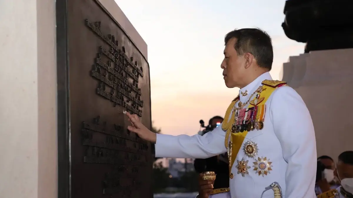 ในหลวง ทรงตั้งพระราชสัตยาธิษฐาน เปิดพระบรมราชนุสาวรีย์ รัชกาลที่ 9