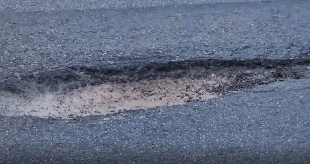 เตือนภัยผู้ใช้รถ ระวังหลุมยุบ ถ.พระราม 2 รถยางแตกอื้อ