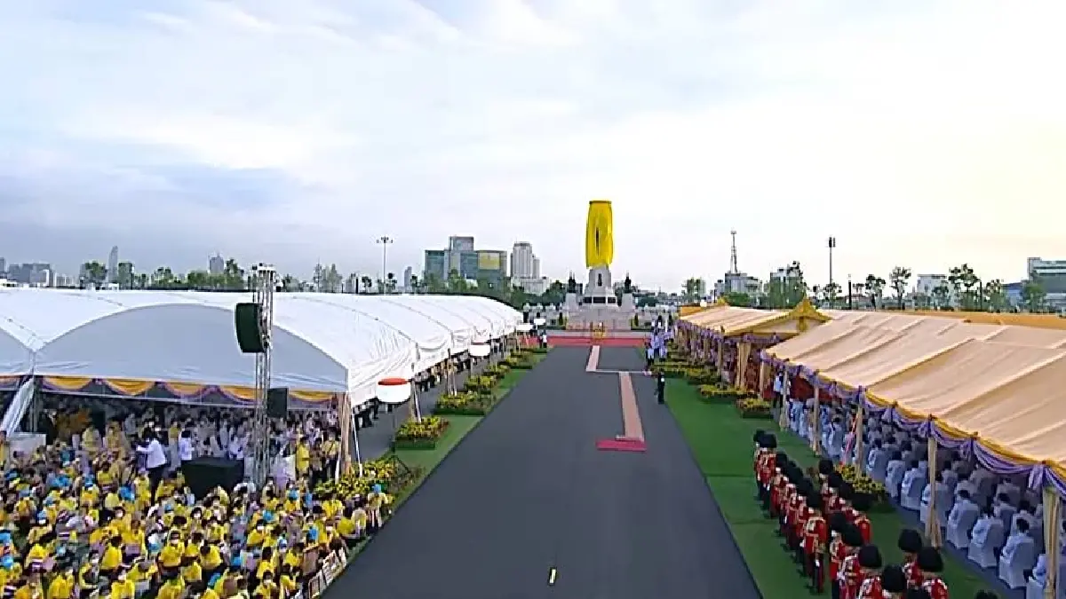 ในหลวง ทรงตั้งพระราชสัตยาธิษฐาน เปิดพระบรมราชนุสาวรีย์ รัชกาลที่ 9