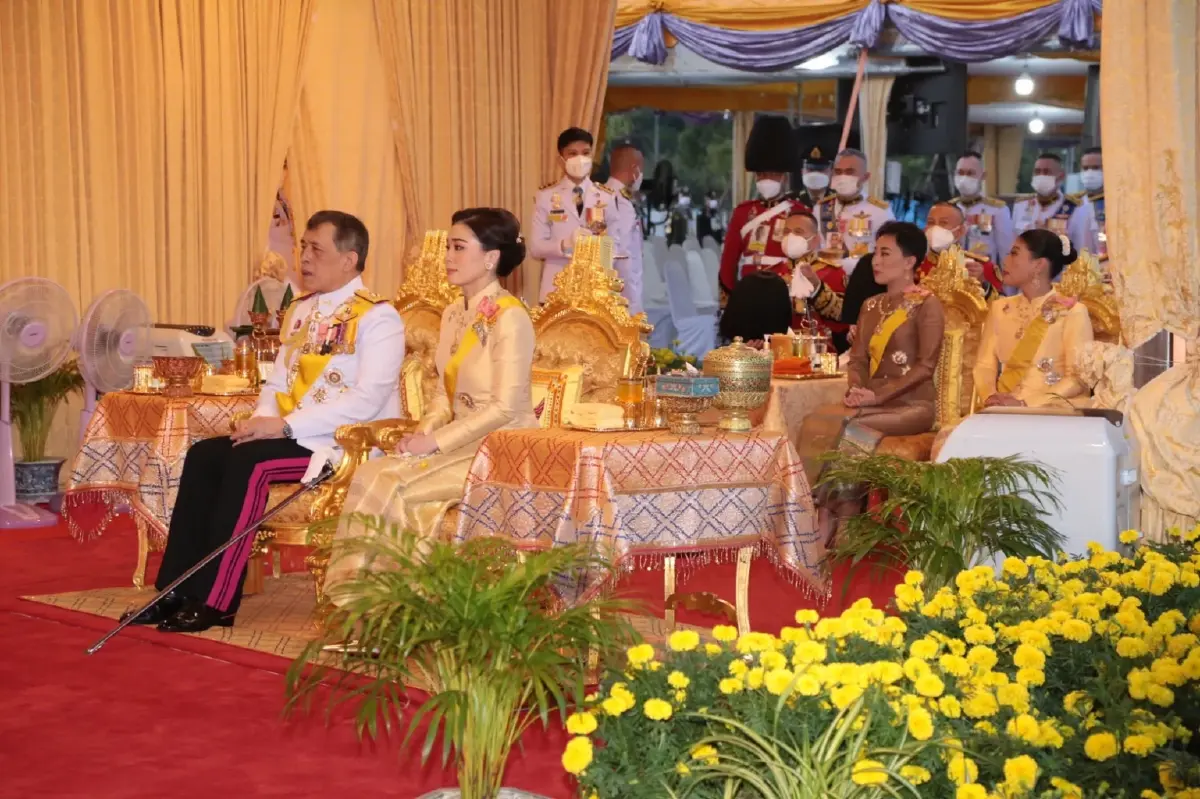 ในหลวง ทรงตั้งพระราชสัตยาธิษฐาน เปิดพระบรมราชนุสาวรีย์ รัชกาลที่ 9