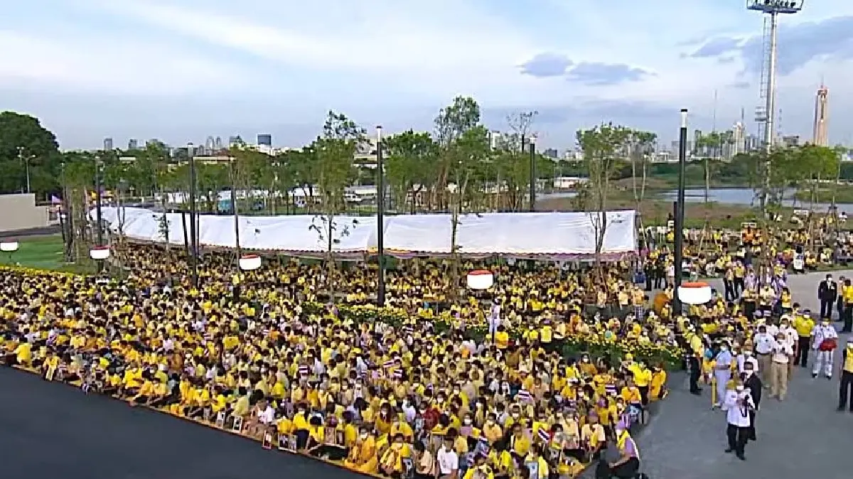 ในหลวง ทรงตั้งพระราชสัตยาธิษฐาน เปิดพระบรมราชนุสาวรีย์ รัชกาลที่ 9