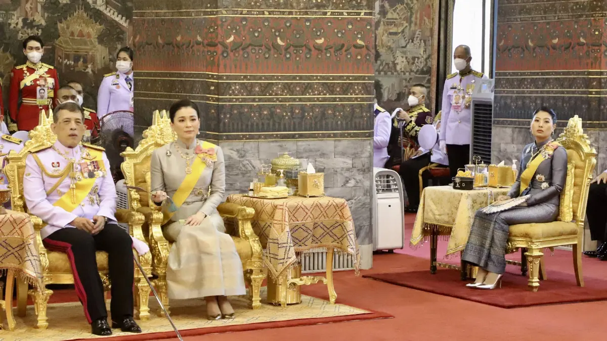 ในหลวง พระราชินี ถวายผ้าพระกฐิน วัดราชบพิธสถิตมหาสีมาราม