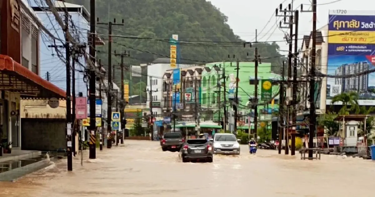 ฝนถล่ม"ภูเก็ต"ย่านธุรกิจเมืองเก่าจมน้ำท่วม