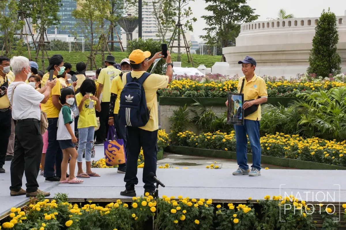 พสกนิกรฯ เฝ้ารับเสด็จฯ ในหลวง พระราชินี ทรงเปิด พระบรมราชานุสาวรีย์ ร.9 