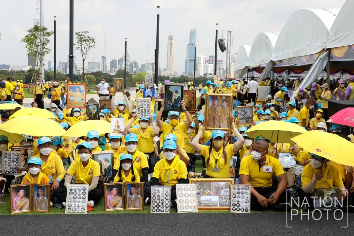 พสกนิกรฯ เฝ้ารับเสด็จฯ ในหลวง พระราชินี ทรงเปิด พระบรมราชานุสาวรีย์ ร.9 