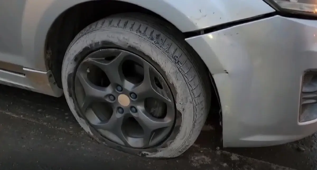 เตือนภัยผู้ใช้รถ ระวังหลุมยุบ ถ.พระราม 2 รถยางแตกอื้อ