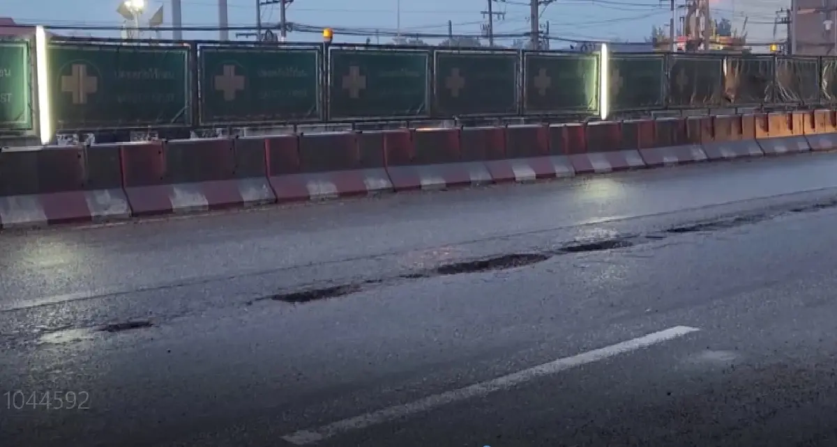 เตือนภัยผู้ใช้รถ ระวังหลุมยุบ ถ.พระราม 2 รถยางแตกอื้อ