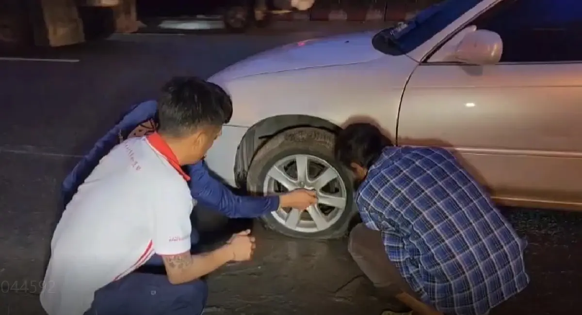 เตือนภัยผู้ใช้รถ ระวังหลุมยุบ ถ.พระราม 2 รถยางแตกอื้อ