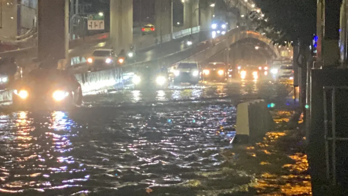 "น้ำท่วม" กรุงอ่วม ฝนตก หนักสุด หลักสี่ แจ้งวัฒนะ จราจรติดหนัก