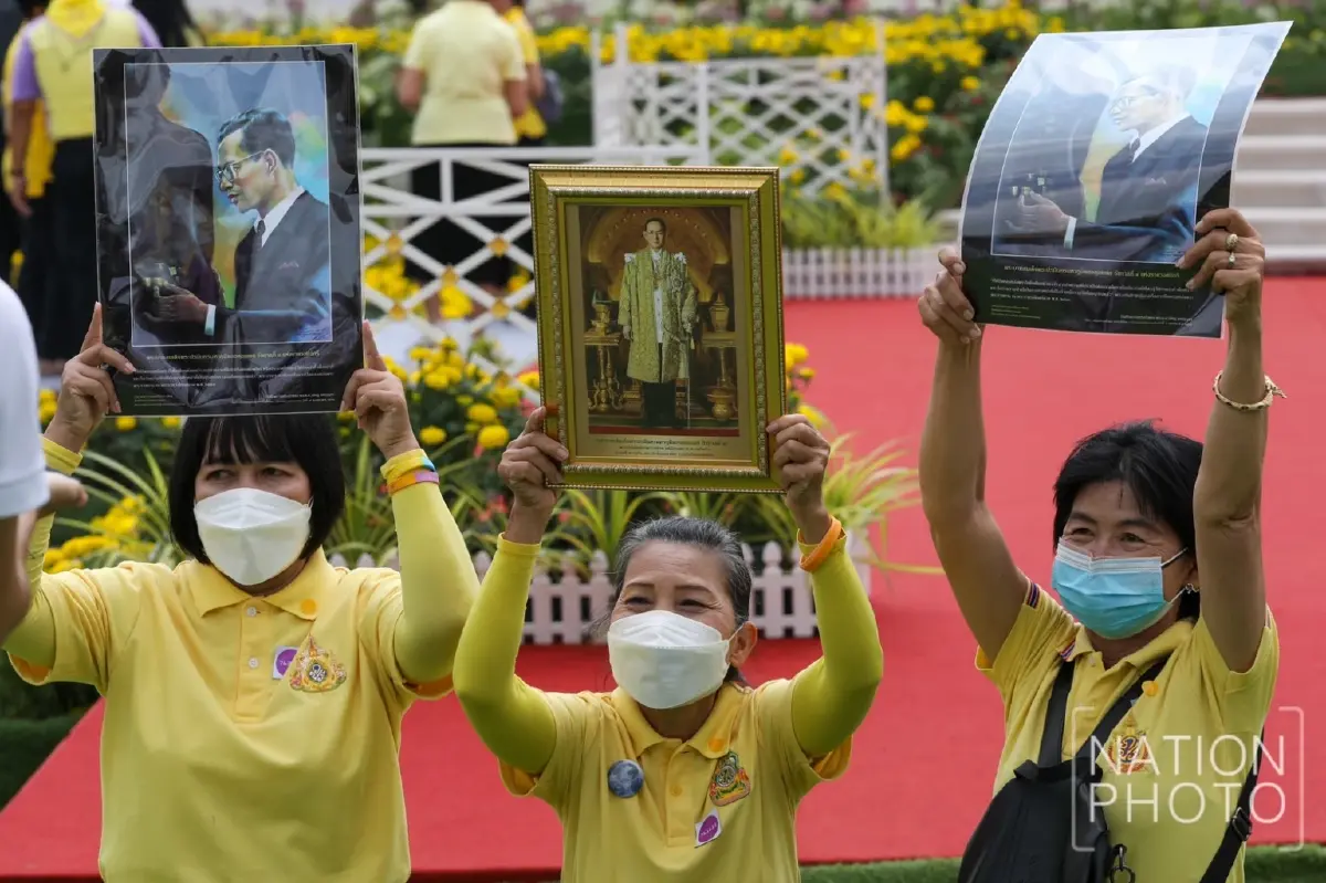 พสกนิกรฯ เฝ้ารับเสด็จฯ ในหลวง พระราชินี ทรงเปิด พระบรมราชานุสาวรีย์ ร.9 