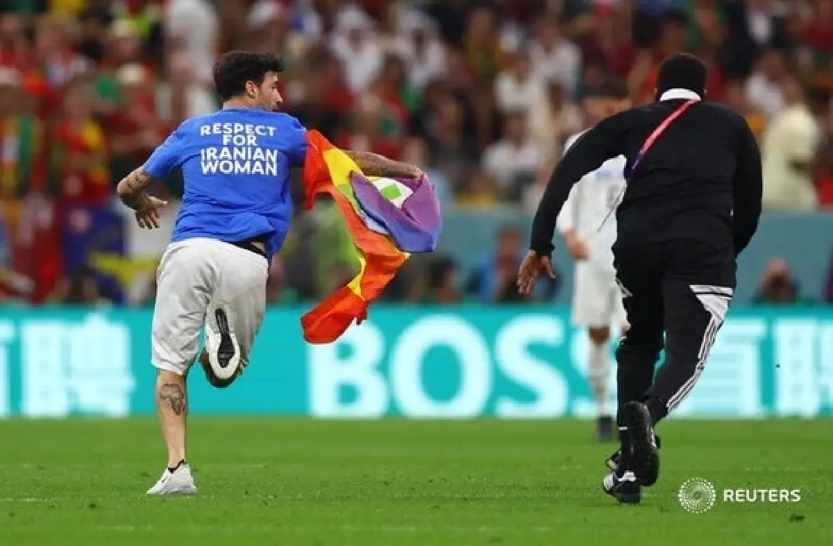 สุดอลหม่าน! แฟนบอลบุกลงสนามพร้อม ‘ธงสีรุ้ง’ วัตถุต้องห้ามในฟุตบอลโลก