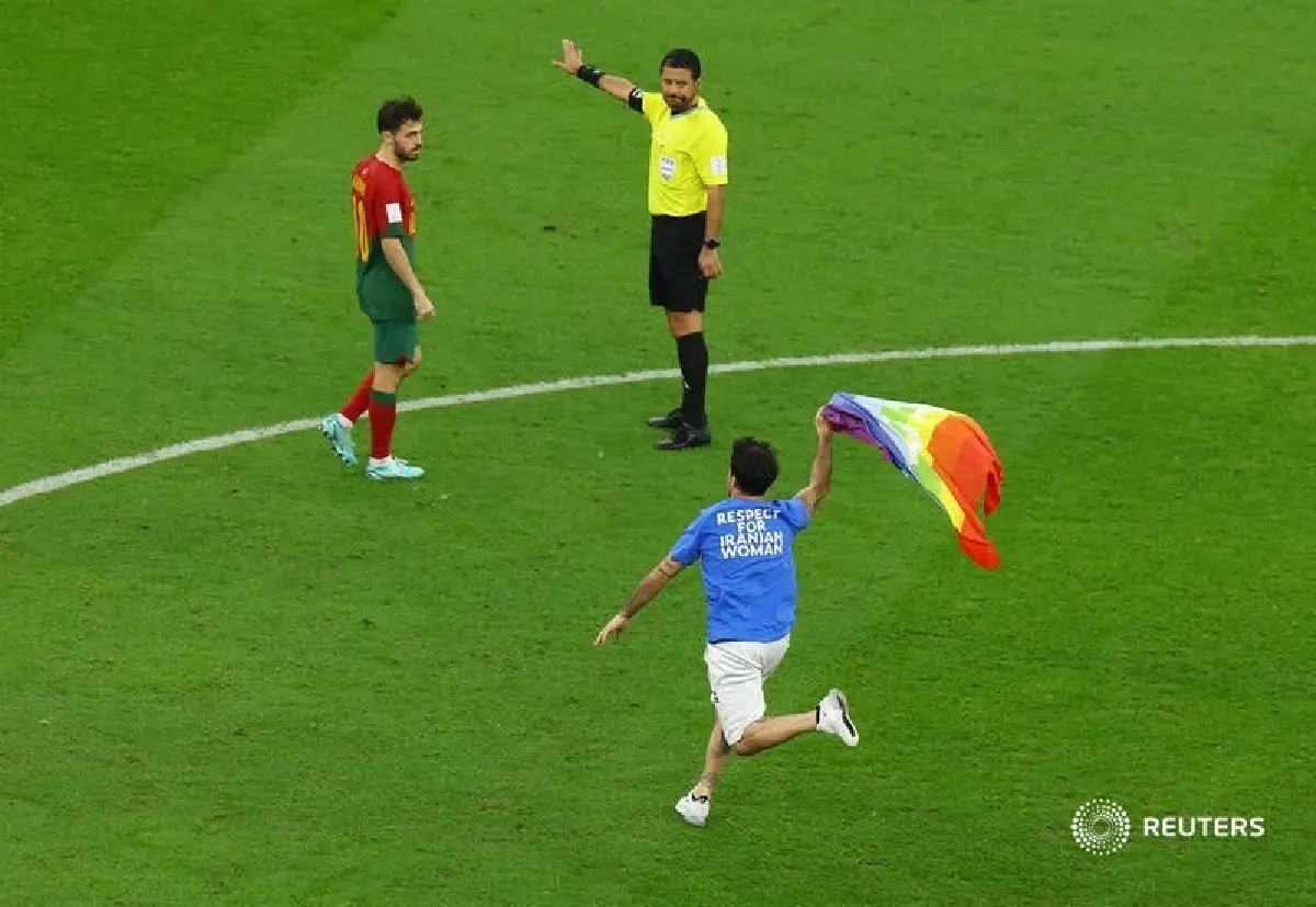 สุดอลหม่าน! แฟนบอลบุกลงสนามพร้อม ‘ธงสีรุ้ง’ วัตถุต้องห้ามในฟุตบอลโลก