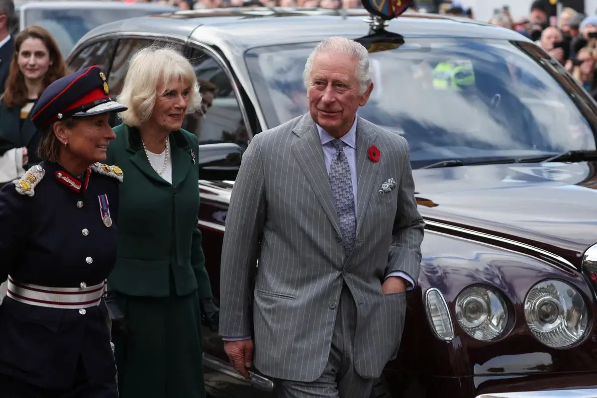 รวบมือดี ปาไข่ใส่ คิงชาร์ลส์ และพระมเหสี