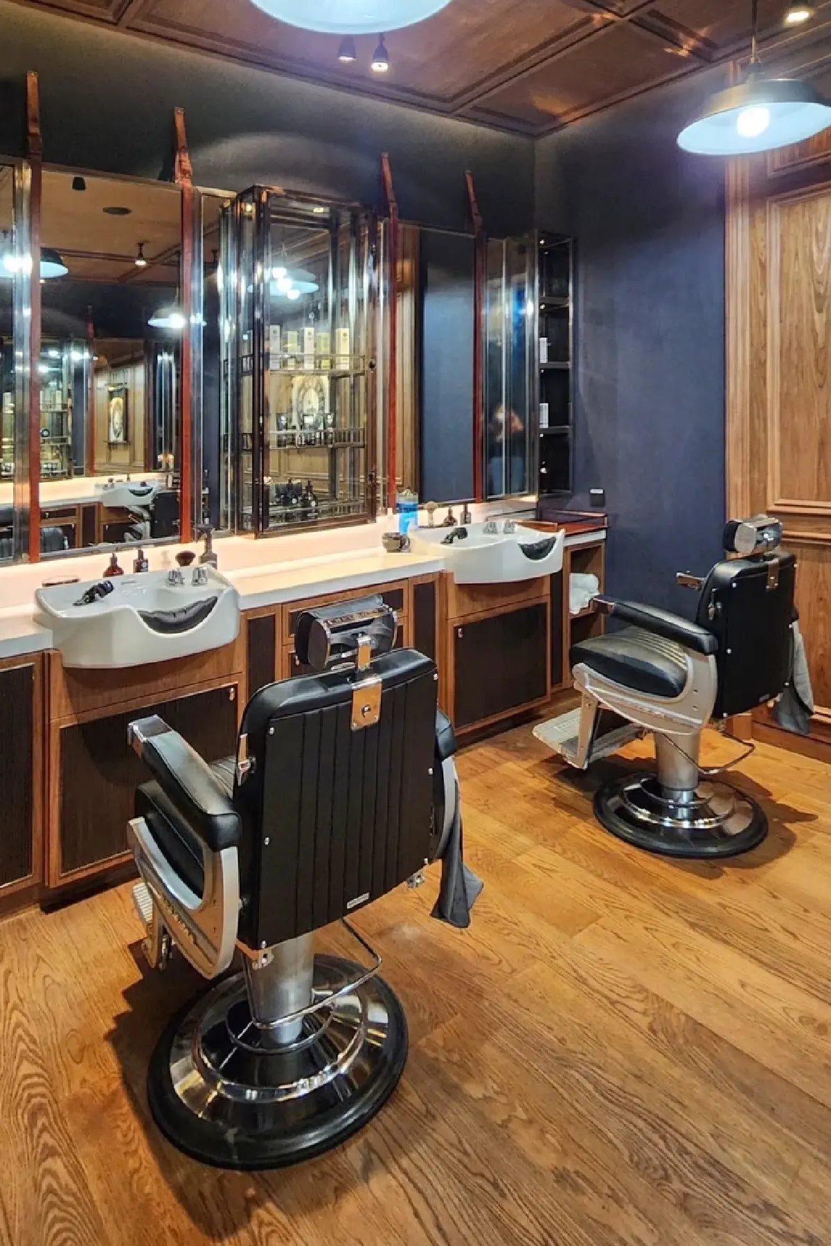 บาร์เบอร์ & ซาลอน ไฮเอนด์ เพื่อสุภาพบุรุษและสุภาพสตรีผู้มีรสนิยม