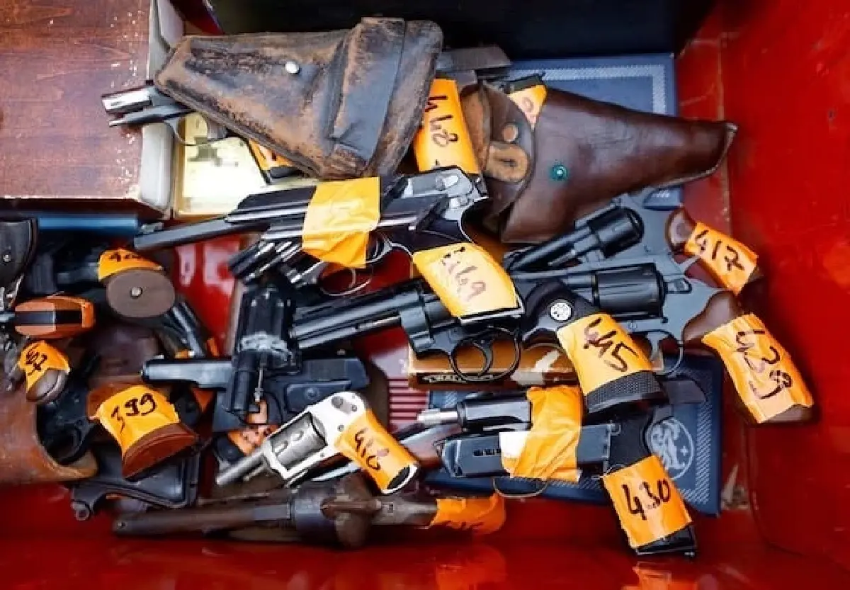 ชาวฝรั่งเศสแห่คืนปืนเถื่อน หลังประกาศนิรโทษกรรม