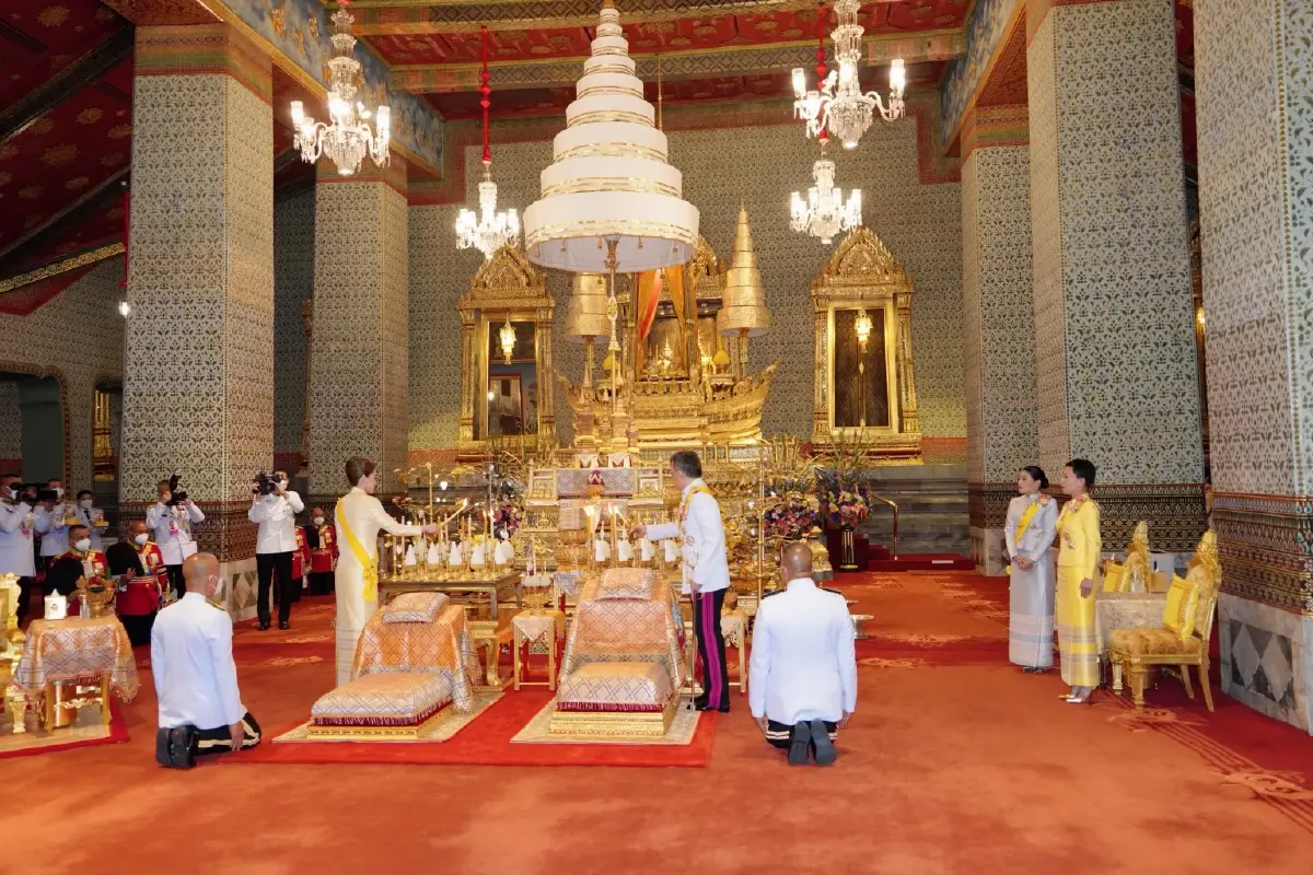 ในหลวง พระราชินี ทรงบำเพ็ญพระราชกุศล เนื่องในวันคล้ายวันพระบรมราชสมภพ ร.9