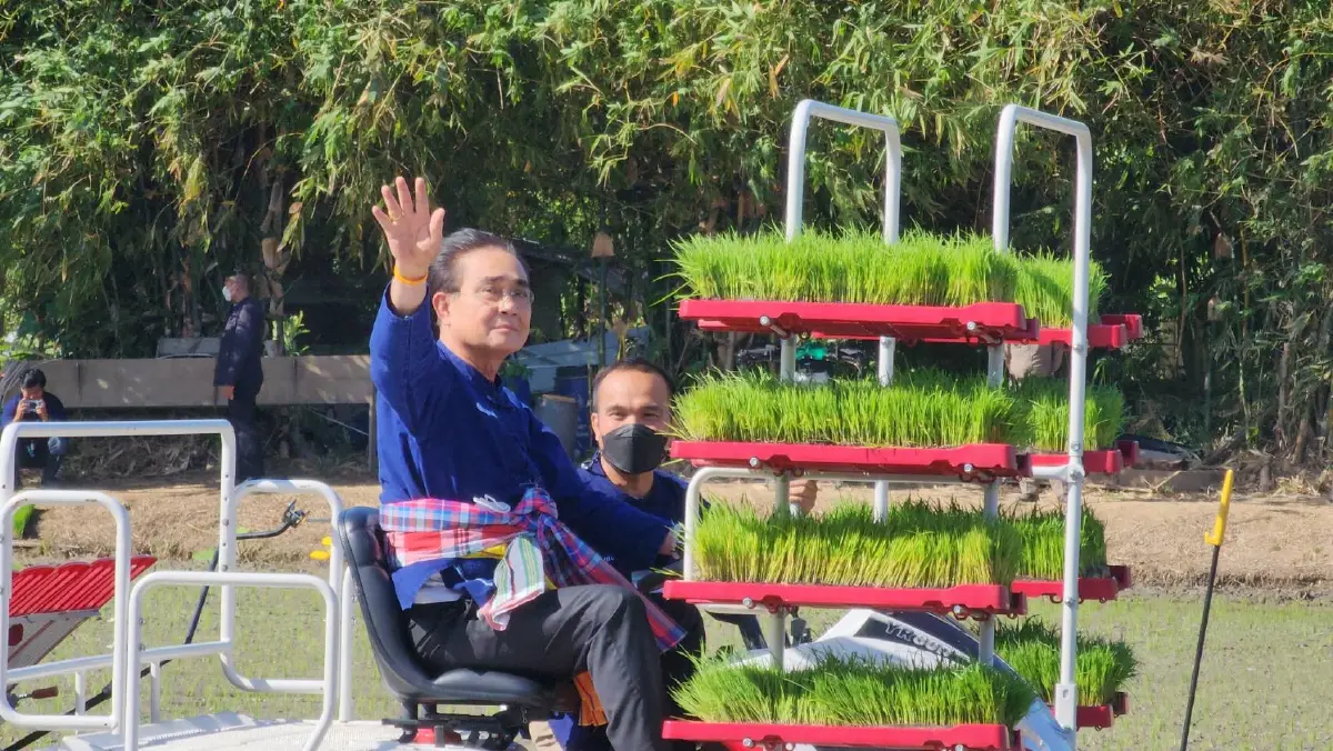 ประยุทธ์ลงพื้นที่สิงห์บุรี โชว์ขับรถไถนา หงุดหงิดสื่อถามปมตู้ห่าว