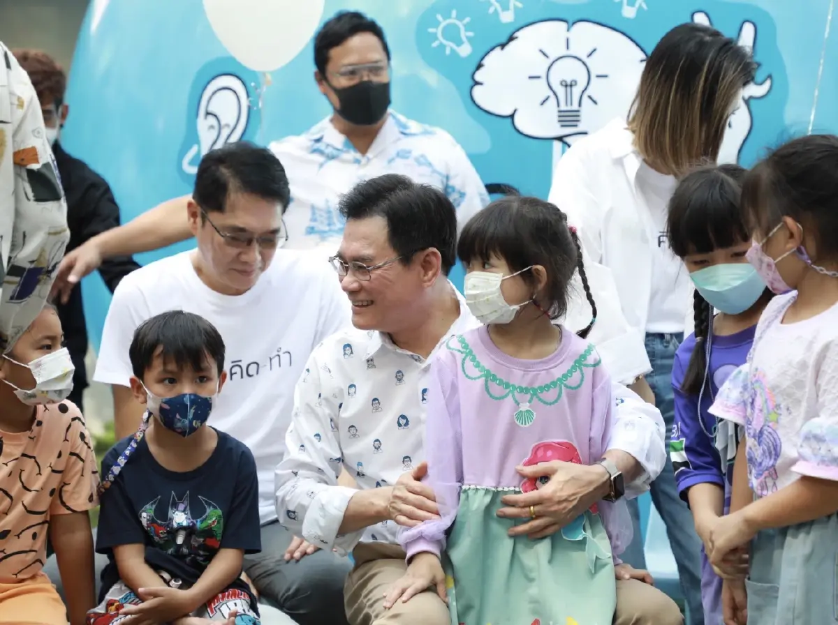 ประชาธิปัตย์ จัดงาน วันเด็กแห่งชาติ  จุรินทร์ มอบ นโยบาย 5 ฟรี เป็นของขวัญ