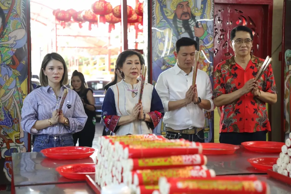 ปชป.ลุยพื้นที่ตลาดน้อย ชูเศรษฐกิจสร้างสรรค์