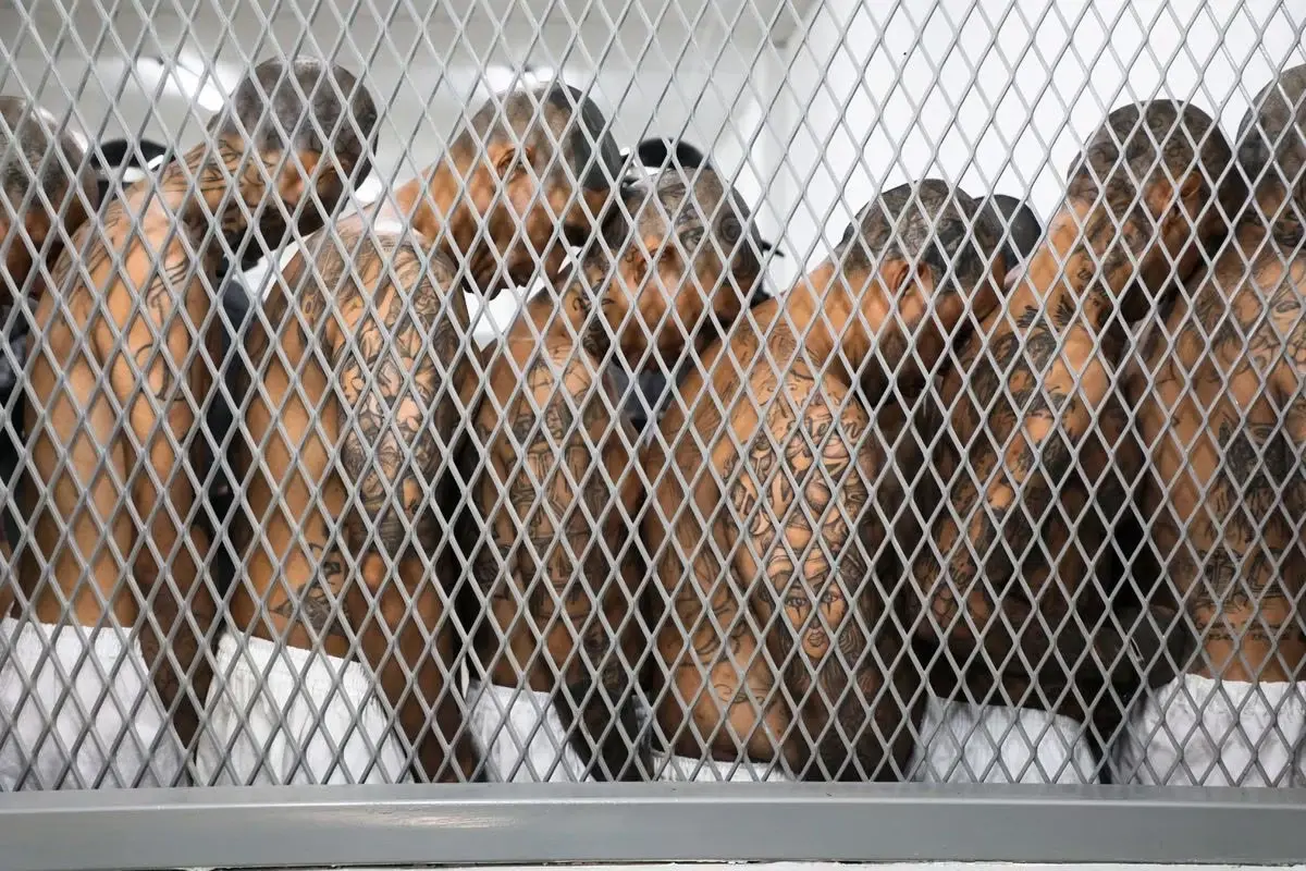 เอลซัลวาดอร์เริ่มขนนักโทษไปยัง 'เรือนจำขนาดใหญ่' ในสงครามปราบปรามแก๊ง