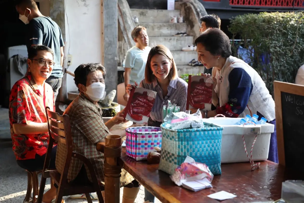 ปชป.ลุยพื้นที่ตลาดน้อย ชูเศรษฐกิจสร้างสรรค์