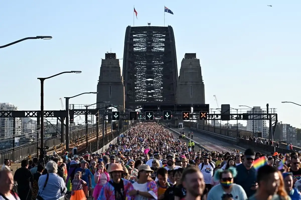 นายกออสเตรเลีย พร้อมปชช. 50,000 คนเดินขบวนข้าม Harbour Bridge งาน WorldPride