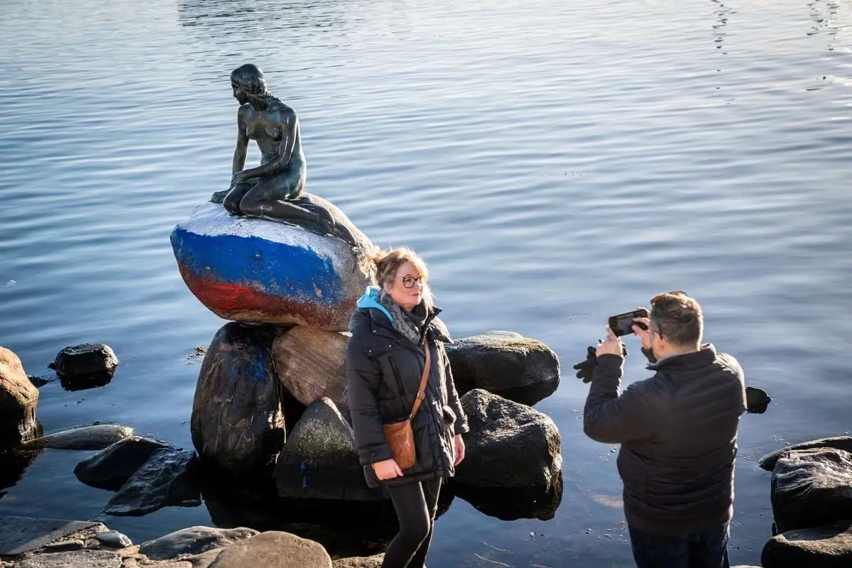 มือดีแอบพ่นสีธงชาติรัสเซียที่ฐานรูปปั้นนางเงือกของกรุงโคเปนเฮเกน