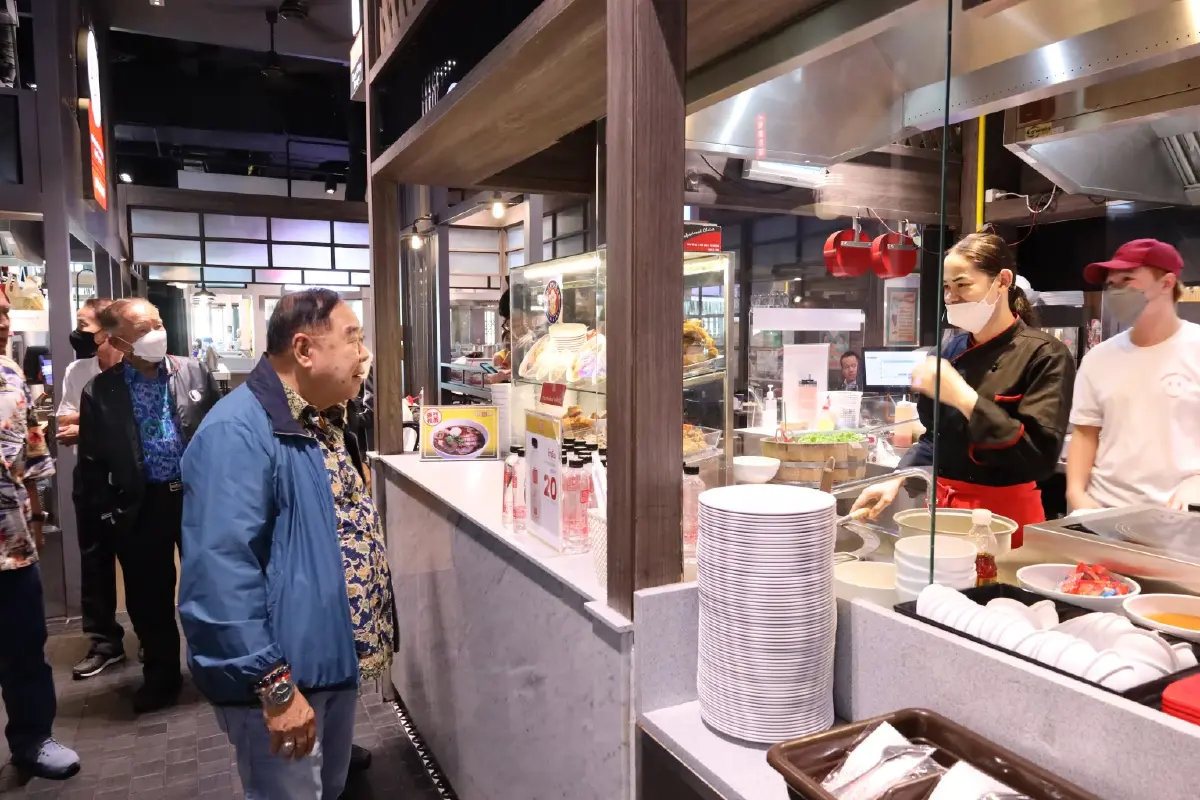 เลือกตั้ง66:ประวิตรเดินห้างให้ความมั่นใจเศรษฐกิจจะดีขึ้น