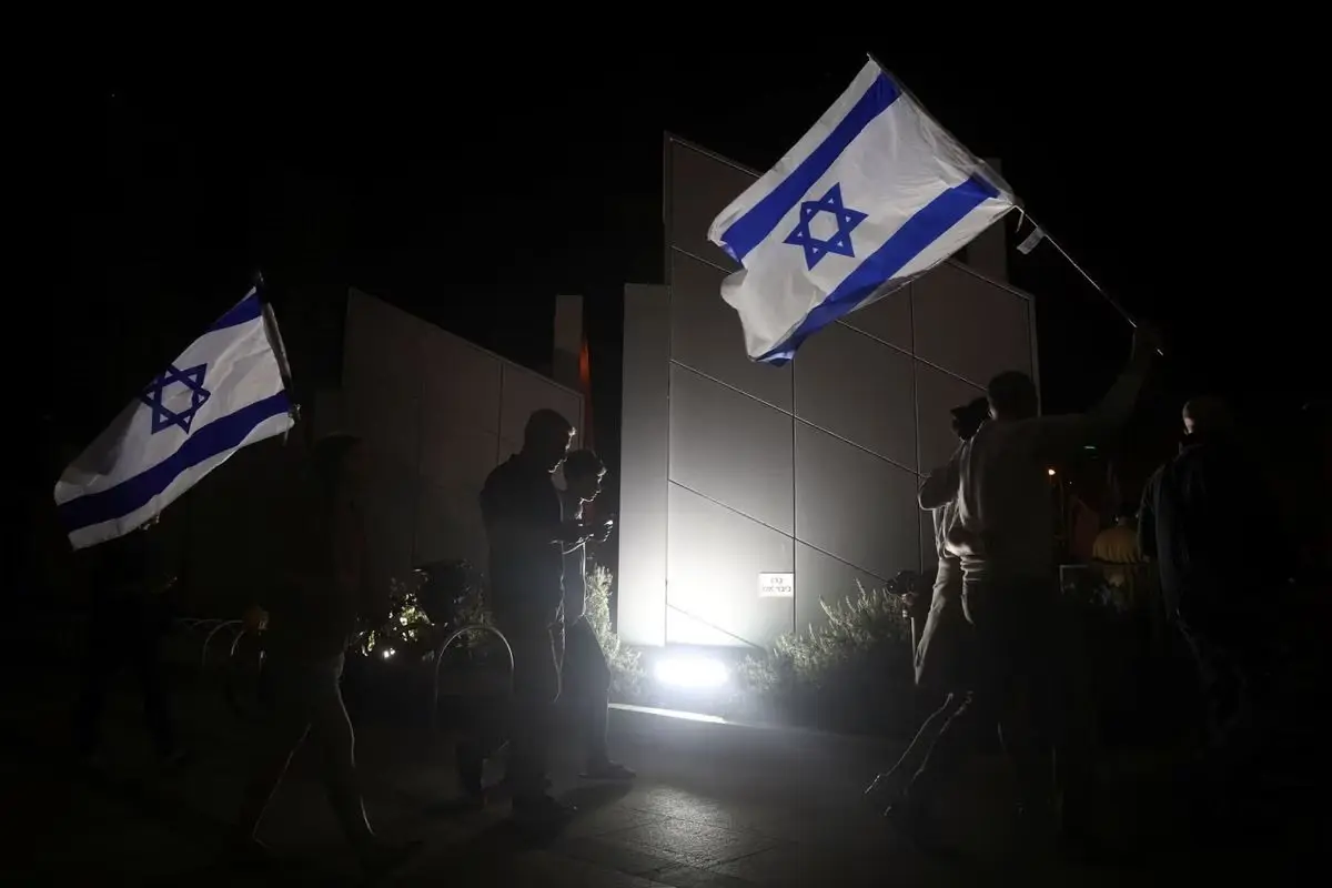 ไม่หวั่นเหตุรุนแรง ชาวอิสราเอลออกมาประท้วงหลายหมื่นคน