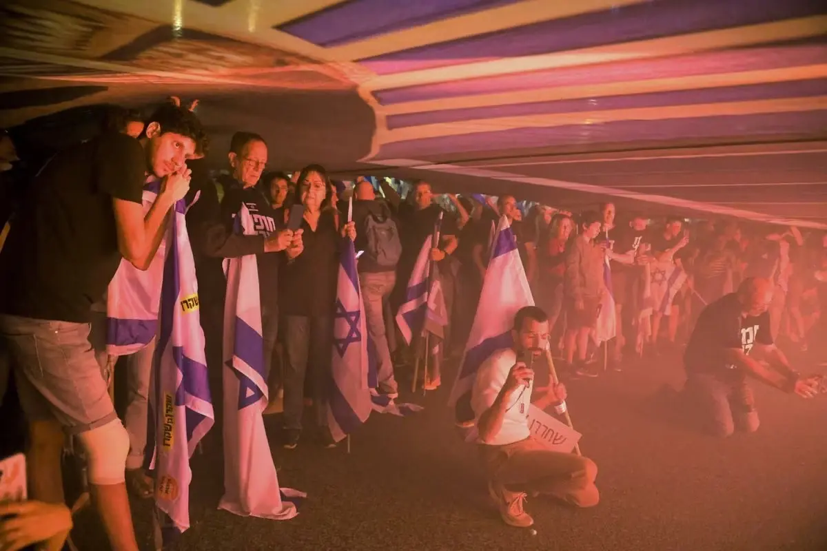 ไม่หวั่นเหตุรุนแรง ชาวอิสราเอลออกมาประท้วงหลายหมื่นคน