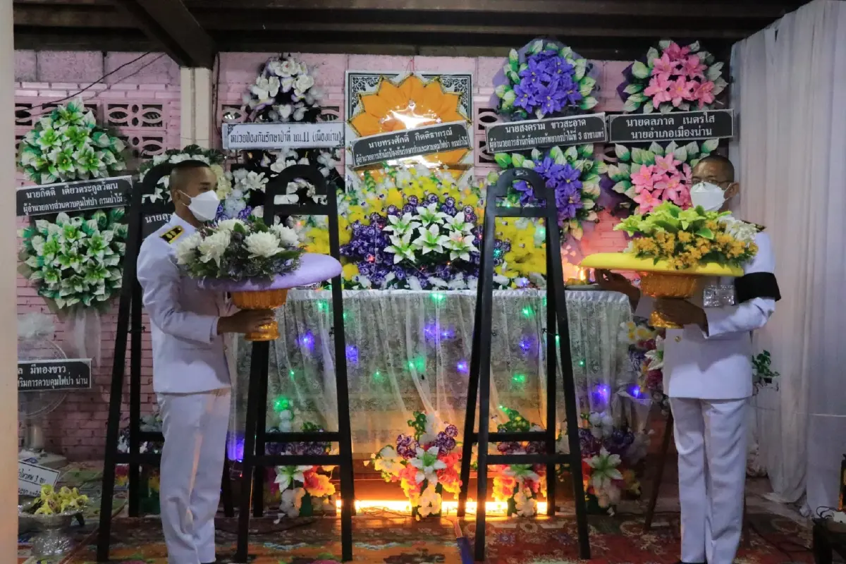 โปรดเกล้าฯให้เชิญพวงมาลาวางหน้าหีบศพอาสาฯดับไฟป่า