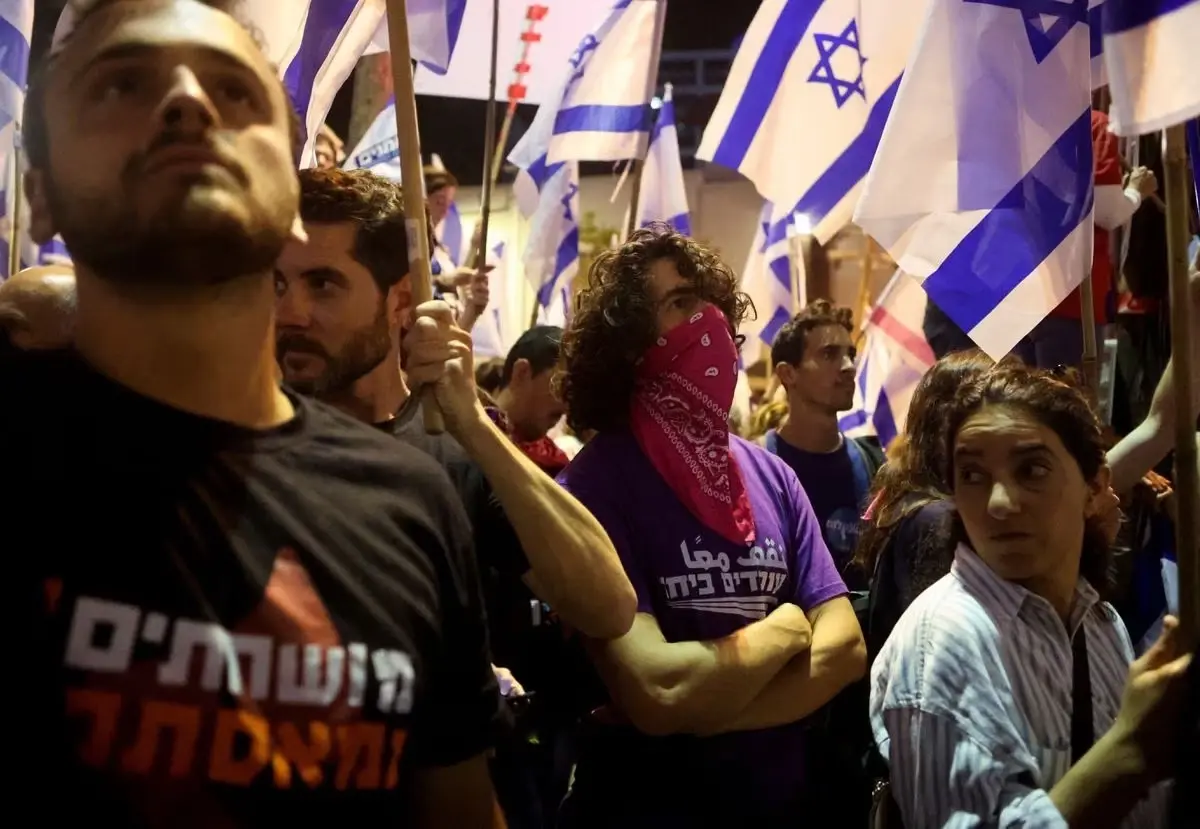 ไม่หวั่นเหตุรุนแรง ชาวอิสราเอลออกมาประท้วงหลายหมื่นคน