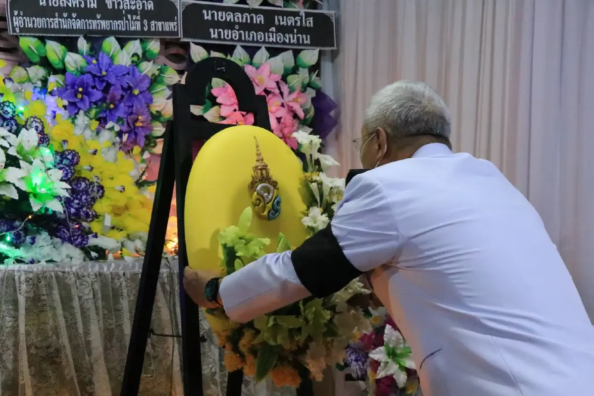 โปรดเกล้าฯให้เชิญพวงมาลาวางหน้าหีบศพอาสาฯดับไฟป่า