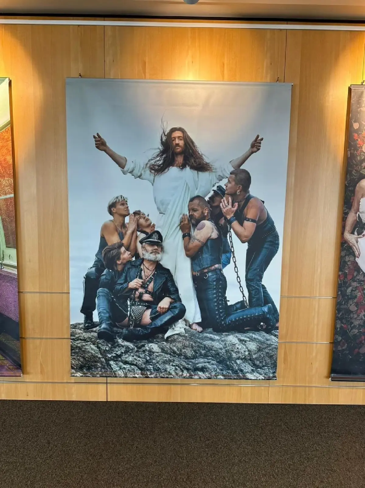 ภาพวาดพระเยซูกับทาสเกย์ในรัฐสภายุโรป ถูกวิจารณ์หนัก