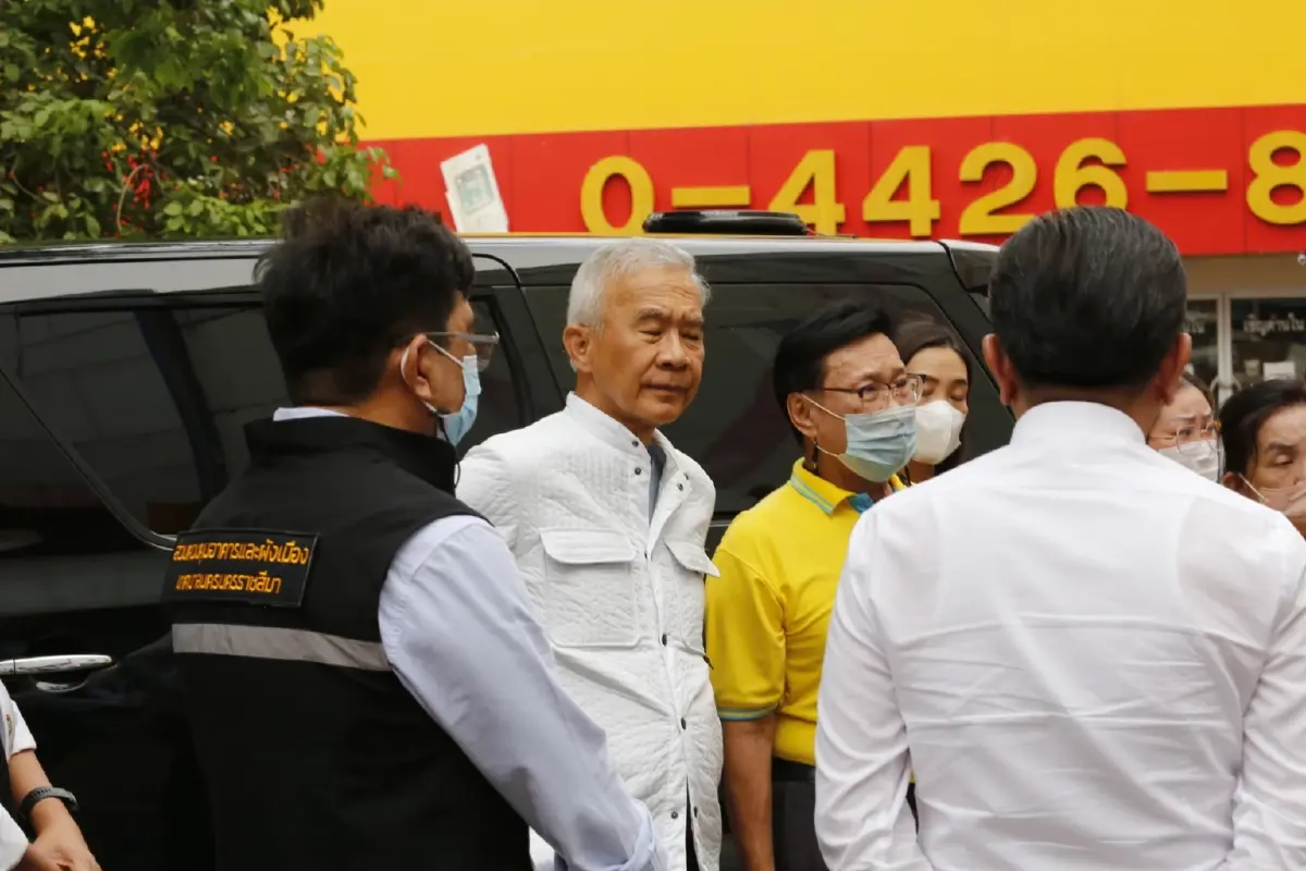 สุวัจน์ ยกทีมให้กำลังผู้ประสบภัยเพลิงไหม้ร้านใต้ฟ้ายูนิเวิร์ส 