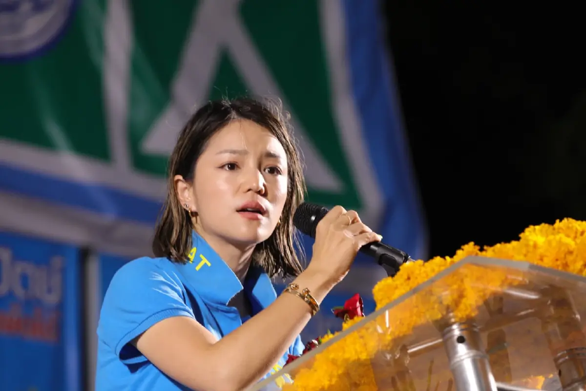 เลือกตั้ง66: "มาดามเดียร์"ลุยปราศรัยกลางฝนช่วยผู้สมัครส.ส.นครศรีฯ