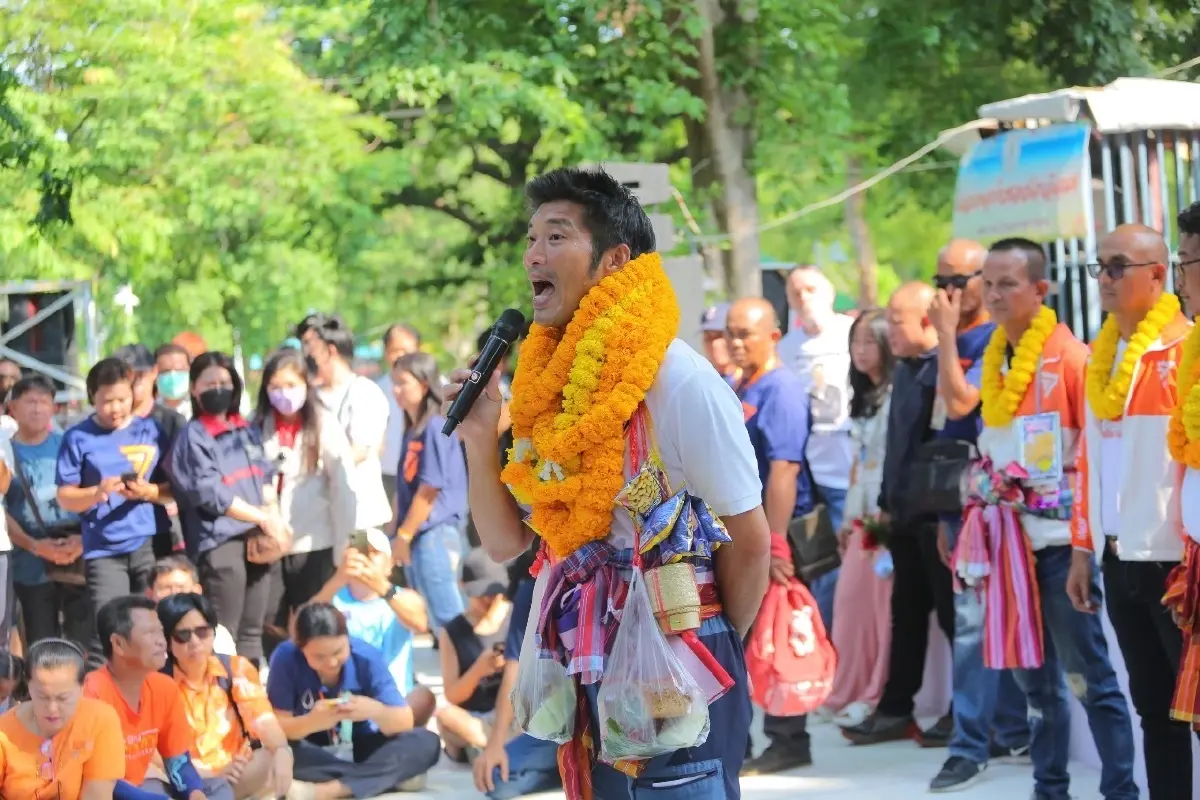 เลือกตั้ง66: ‘ธนาธร’เดินสายอีสาน ย้ำ ‘ก้าวไกล’ ยืนยันต้องพาประเทศก้าวหน้า