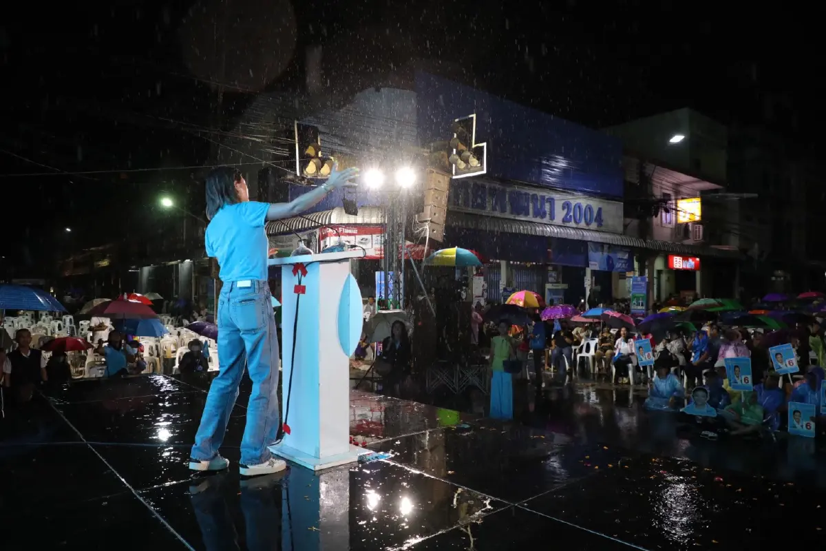 เลือกตั้ง66: "มาดามเดียร์"ลุยปราศรัยกลางฝนช่วยผู้สมัครส.ส.นครศรีฯ
