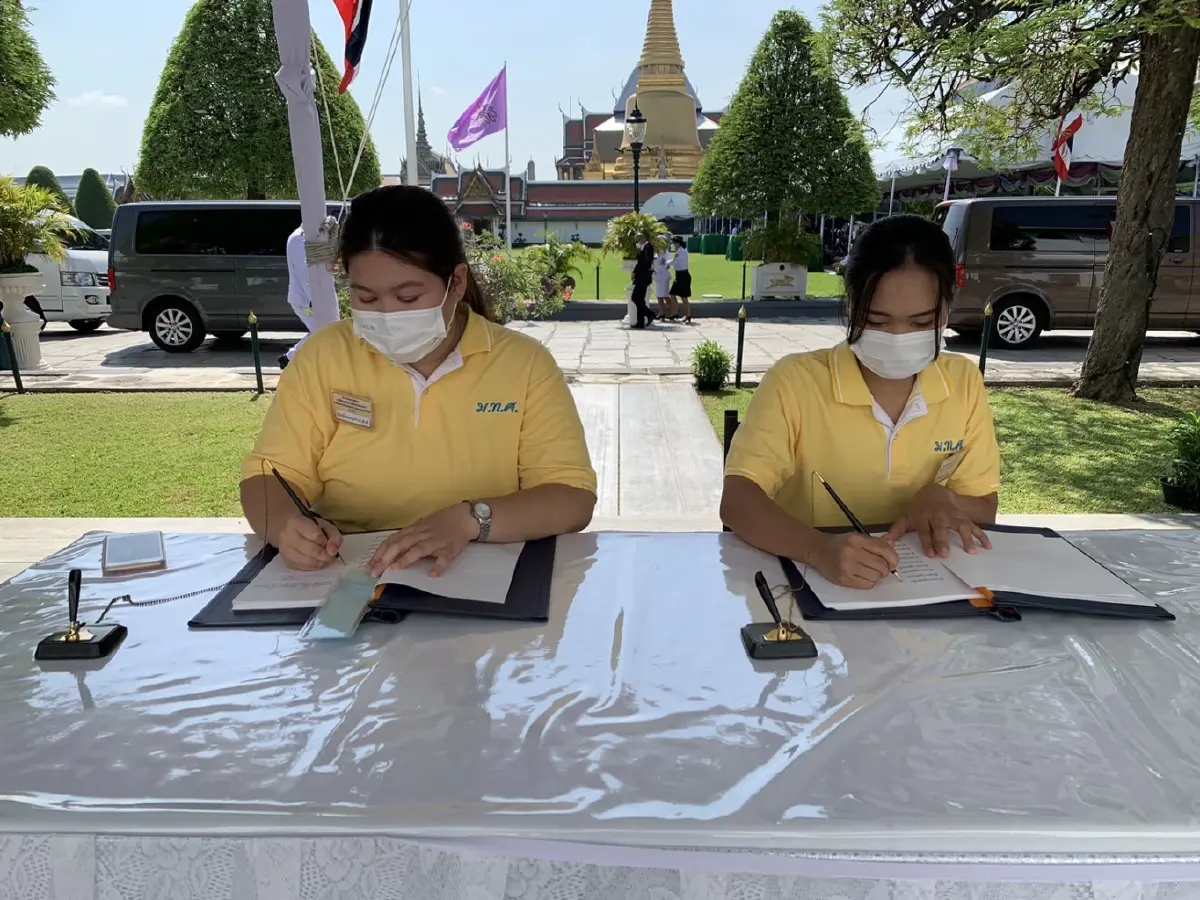 ประชาชนทุกหมู่เหล่าลงนามถวายพระพร เฉลิมพระชนมพรรษาพระราชินี