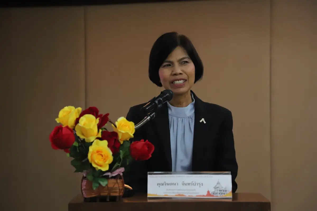 จินตนา จันทร์บำรุง อธิบดีกรมกิจการสตรีและสถาบันครอบครัวกล่าวเปิดงานสัมนา