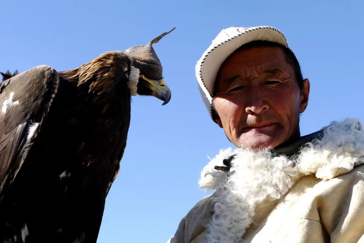 ชายชาวคาซักและอินทรีทองซึ่งสวมหมวกปิดตา