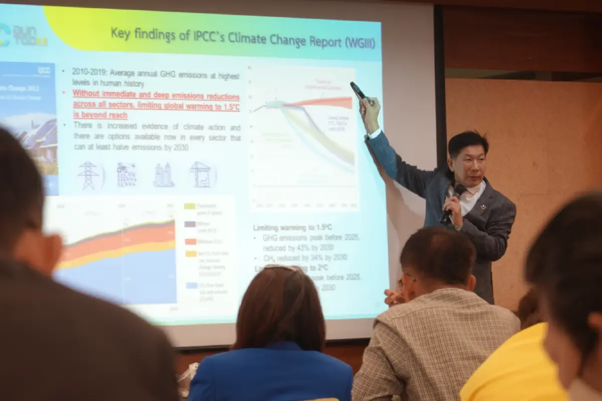 คุณเกียรติชาย ไมตรีวงษ์ ขณะทำการบรรยาย