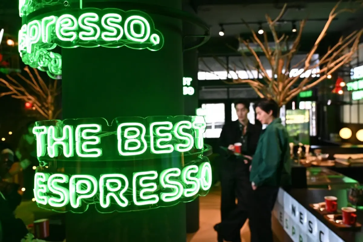 กลัฟ-ต่อ ชวนดื่มสุดฟิน เช็คอินคลับกาแฟเทคโนโลยี AR สุดล้ำใจกลางเยาวราช