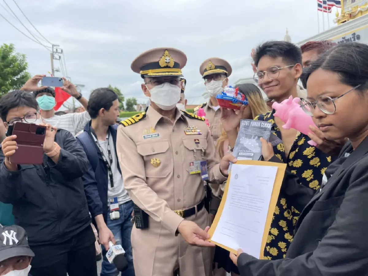 คาร์ม็อบ ยื่นใบลาออก ให้ ส.ว.ผู้นำเหล่าทัพ เหตุรับภาษีประชาชนทับซ้อน