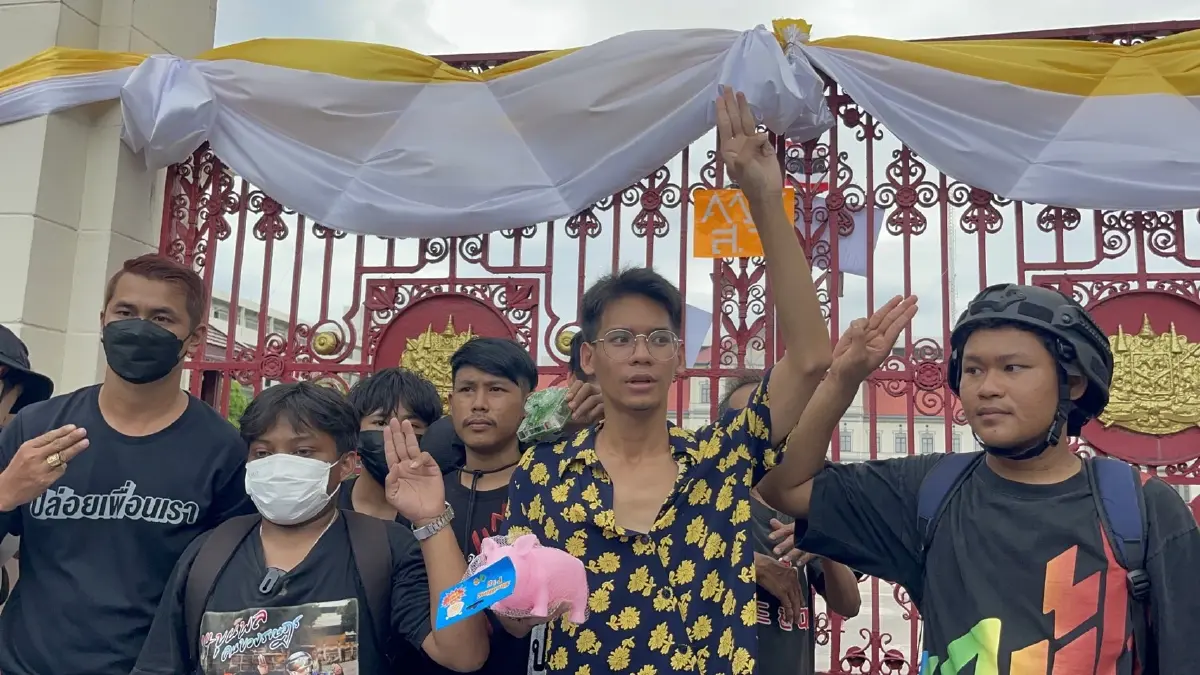 คาร์ม็อบ ยื่นใบลาออก ให้ ส.ว.ผู้นำเหล่าทัพ เหตุรับภาษีประชาชนทับซ้อน