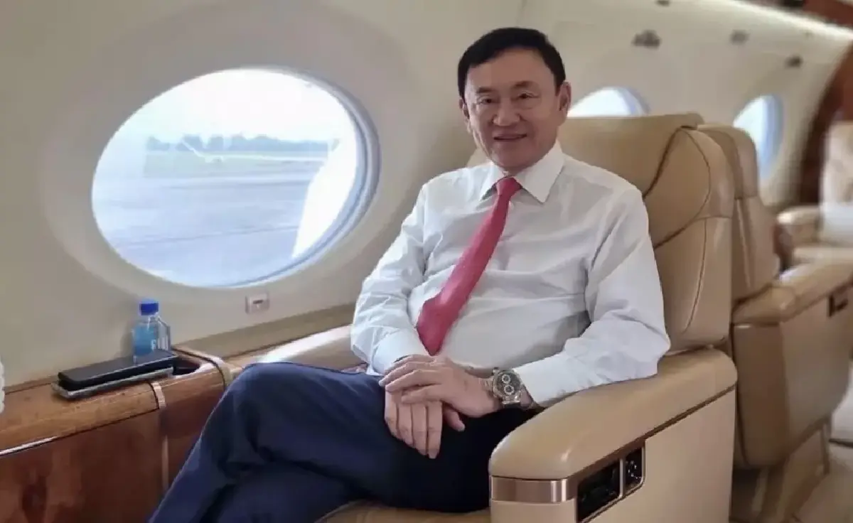 ทักษิณขณะเครื่องบินส่วนตัวกำลังจะออกจากสิงคโปร์ บนข้อมือสวมนาฬิกา Patek