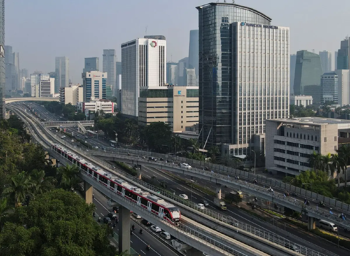 อินโดนีเซียเปิดใช้งานรถไฟฟ้าในเมืองหลวง หวังบรรเทาการจราจรและมลพิษ
